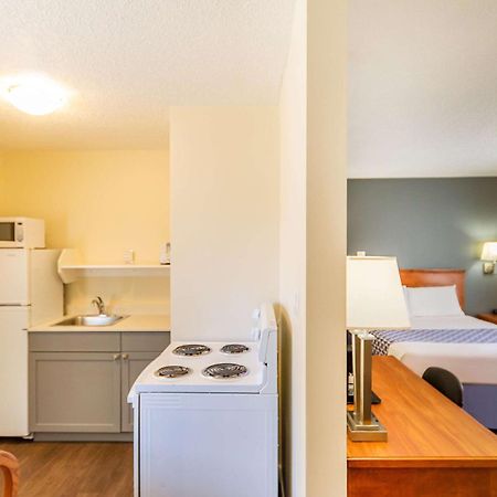 Econo Lodge Inn & Suites University YYC Exteriör bild