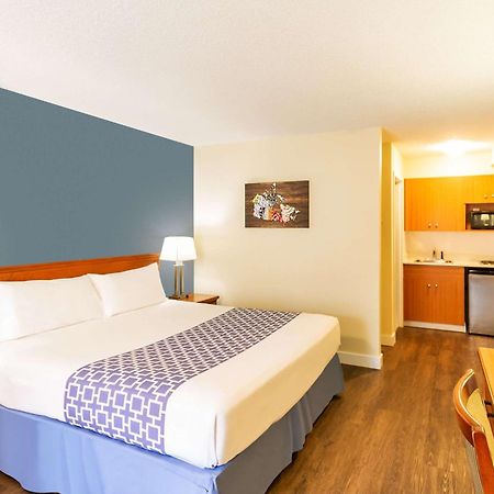 Econo Lodge Inn & Suites University YYC Exteriör bild