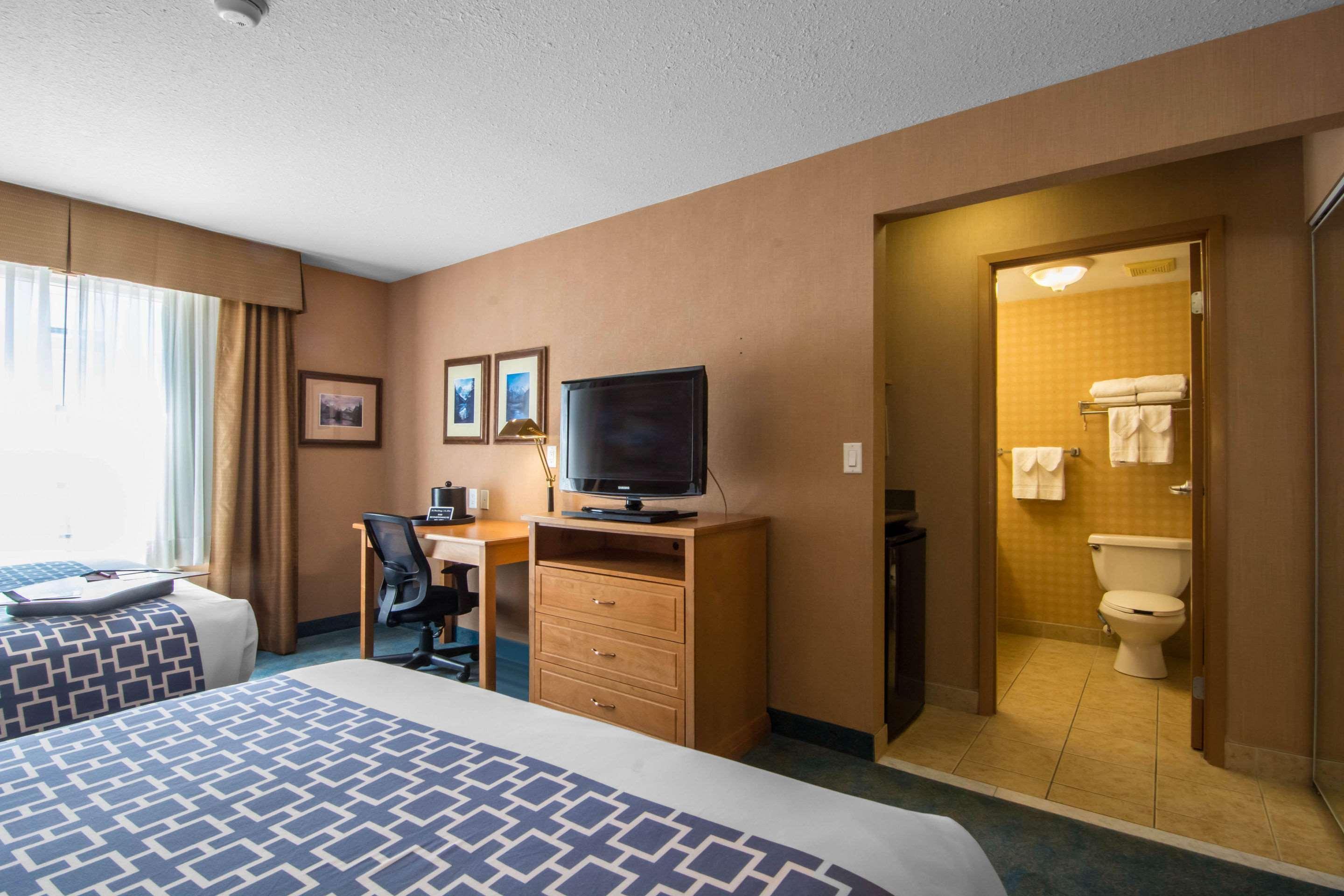 Econo Lodge Inn & Suites University YYC Exteriör bild
