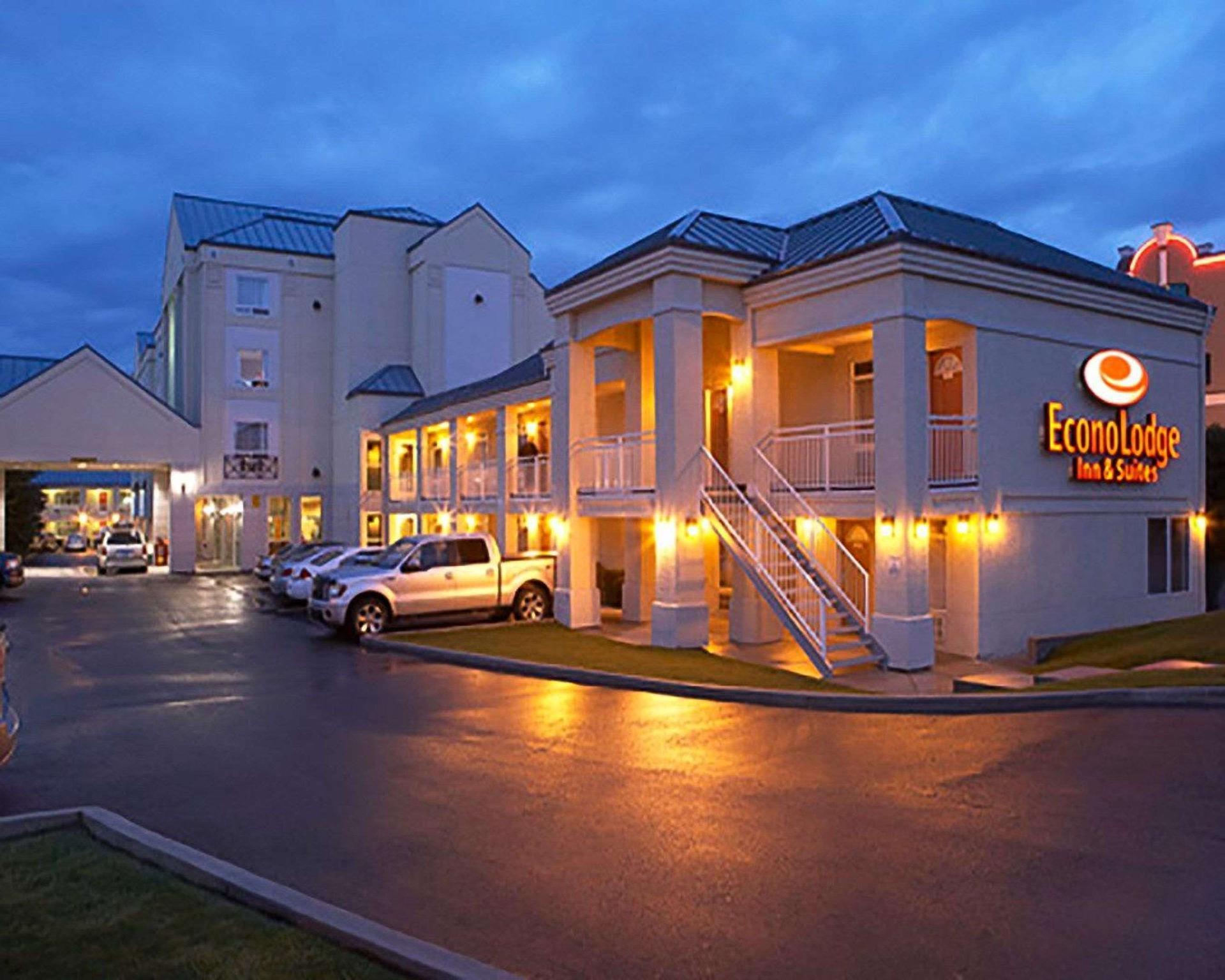Econo Lodge Inn & Suites University YYC Exteriör bild