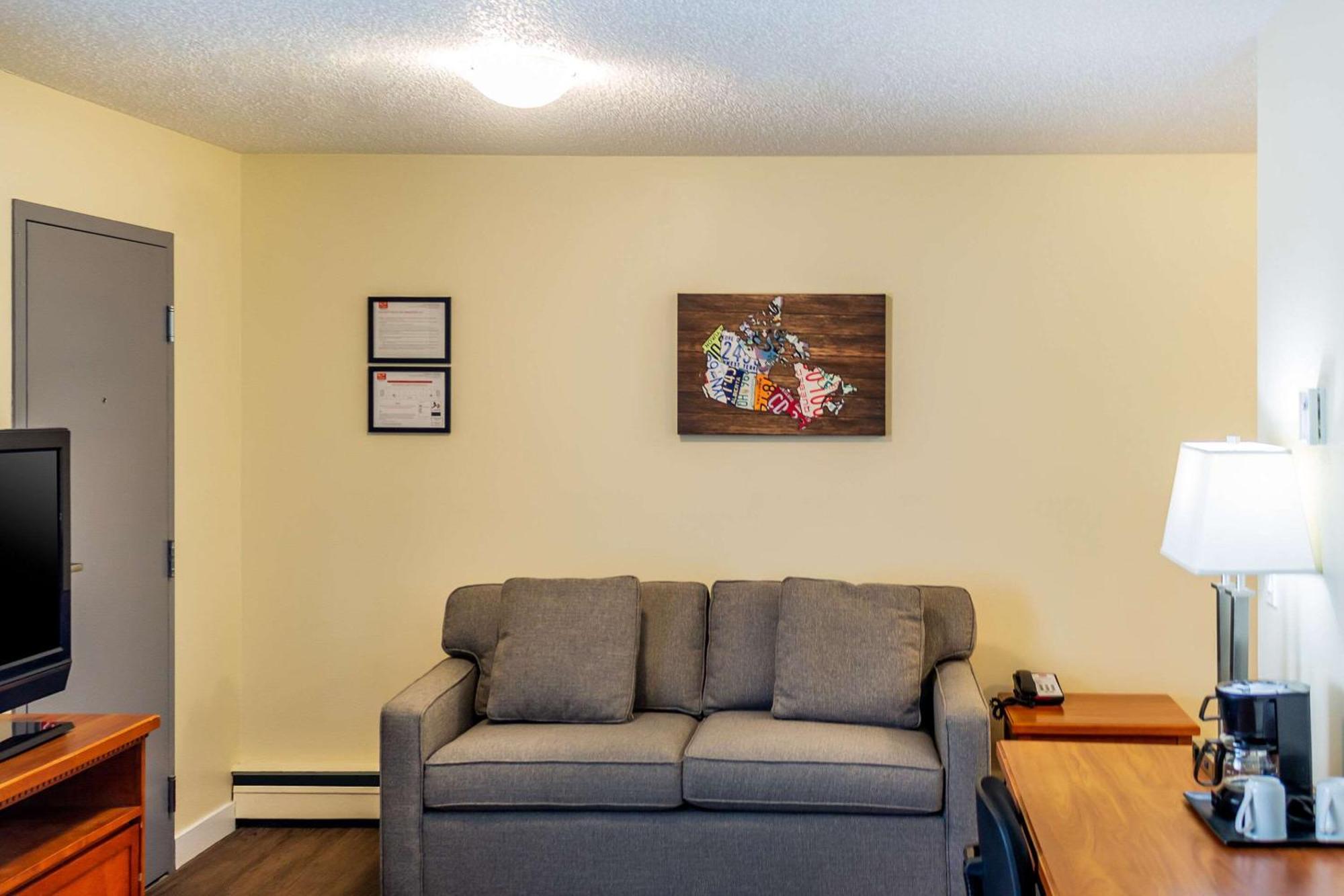 Econo Lodge Inn & Suites University YYC Exteriör bild