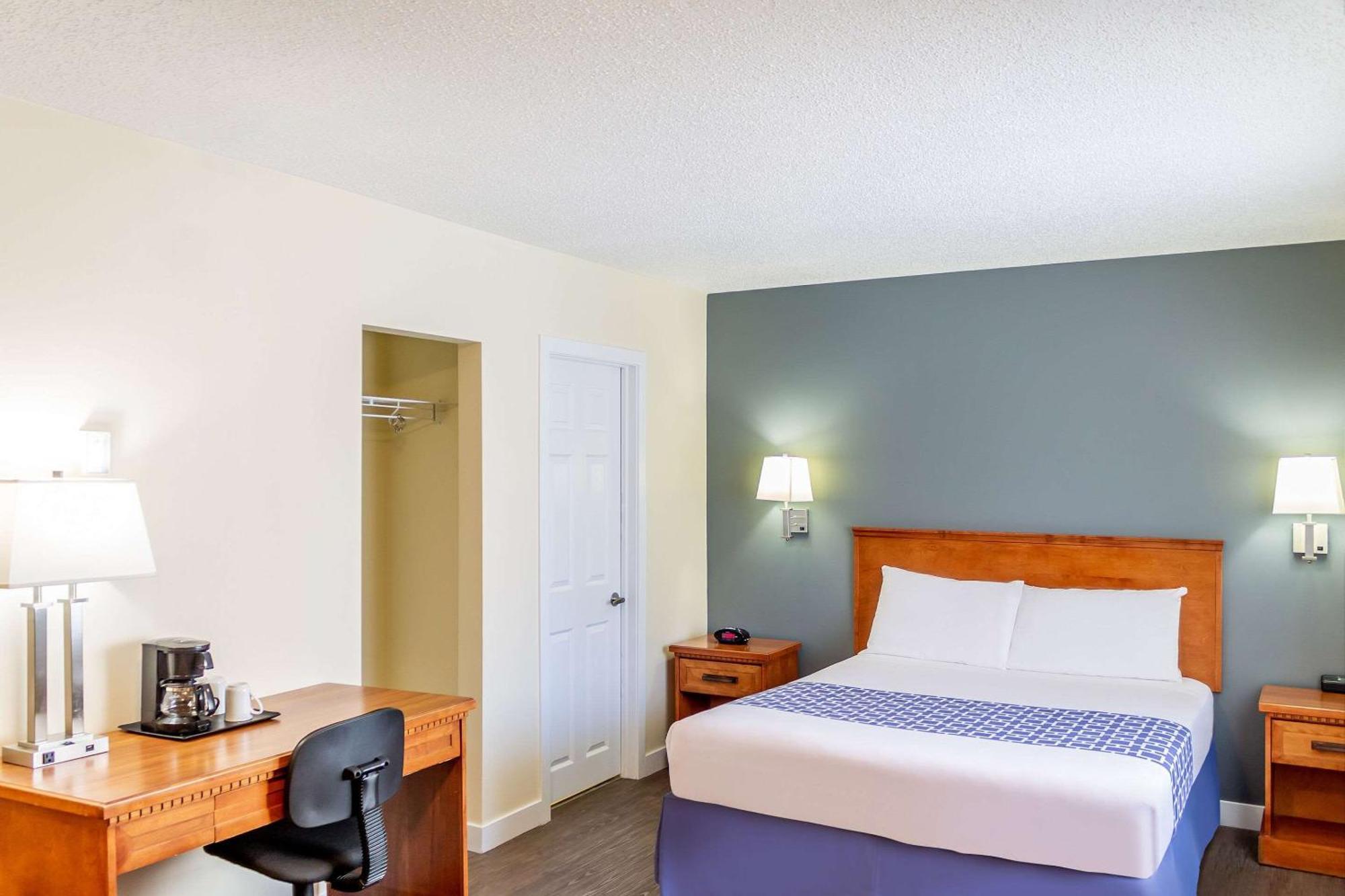 Econo Lodge Inn & Suites University YYC Exteriör bild