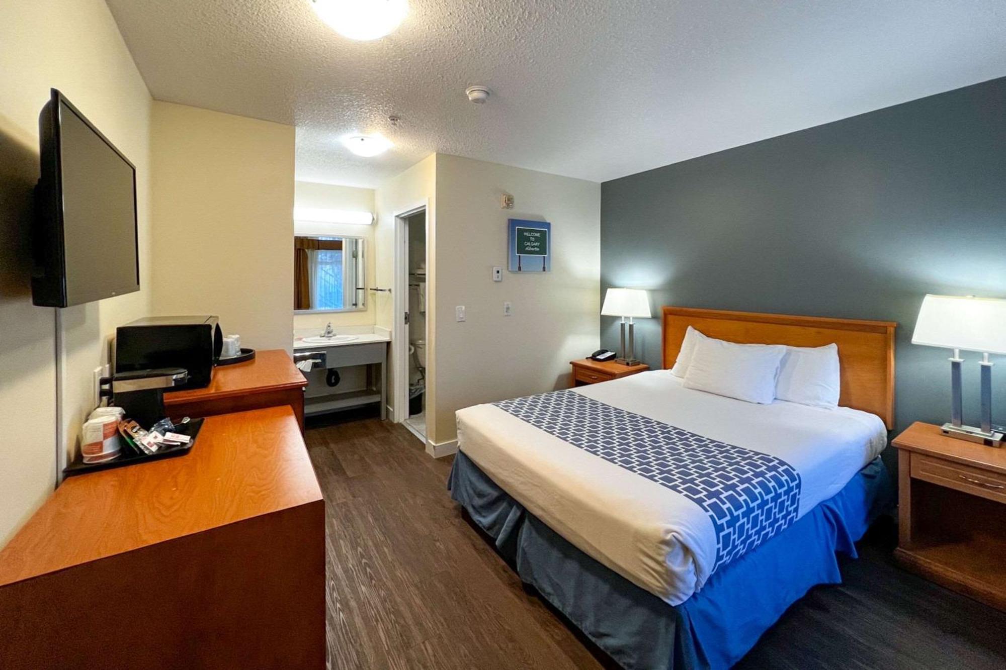 Econo Lodge Inn & Suites University YYC Exteriör bild