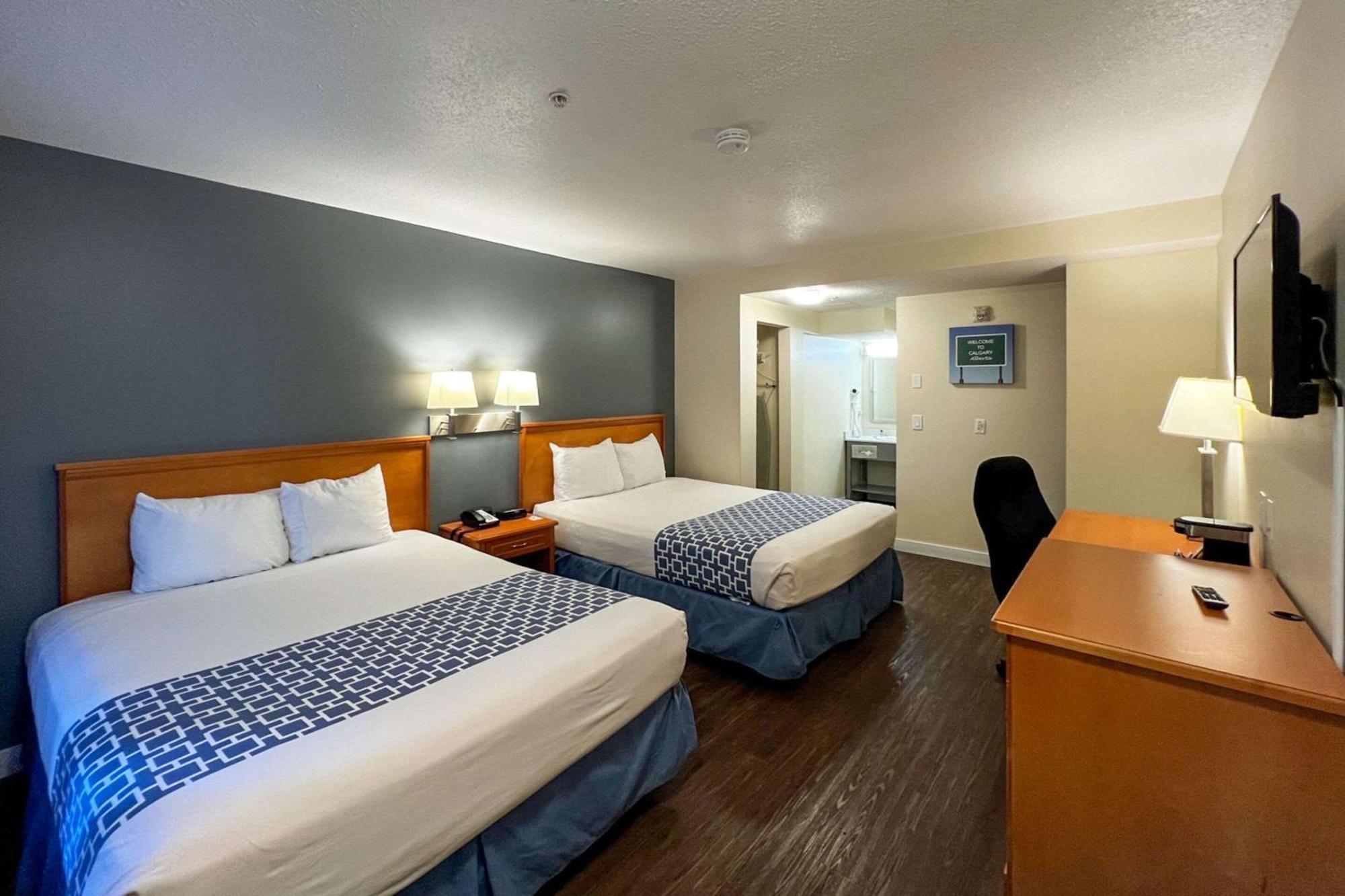 Econo Lodge Inn & Suites University YYC Exteriör bild