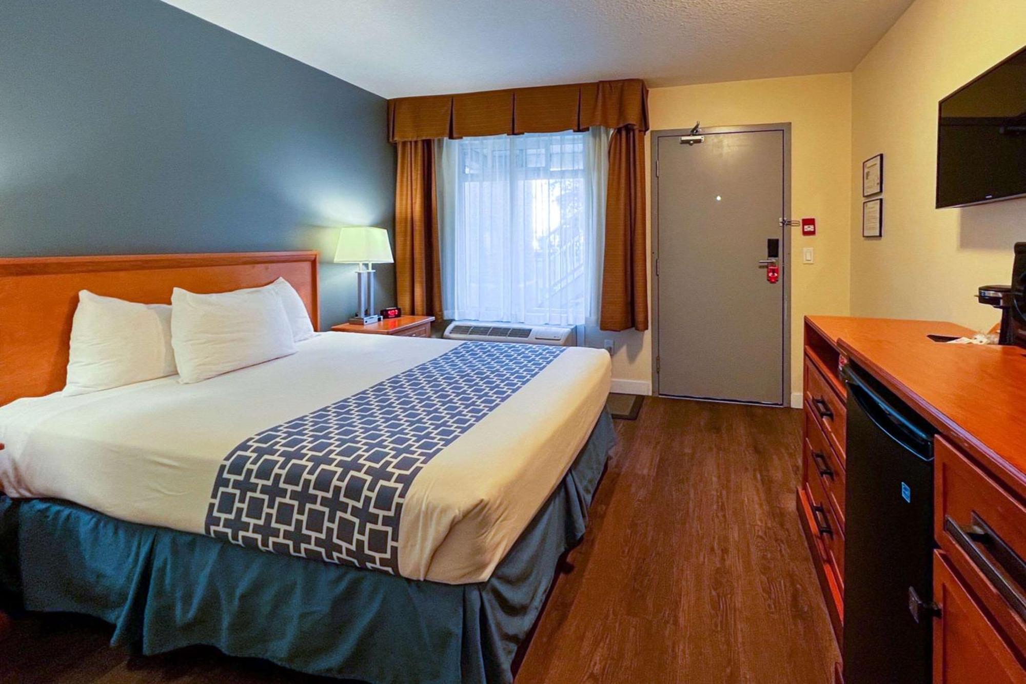 Econo Lodge Inn & Suites University YYC Exteriör bild