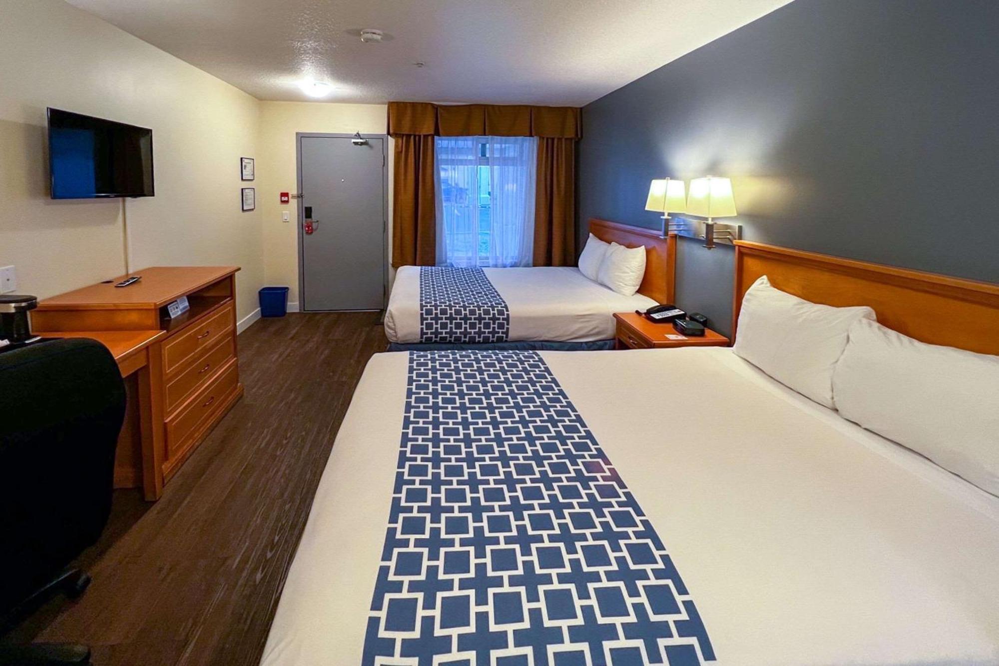 Econo Lodge Inn & Suites University YYC Exteriör bild