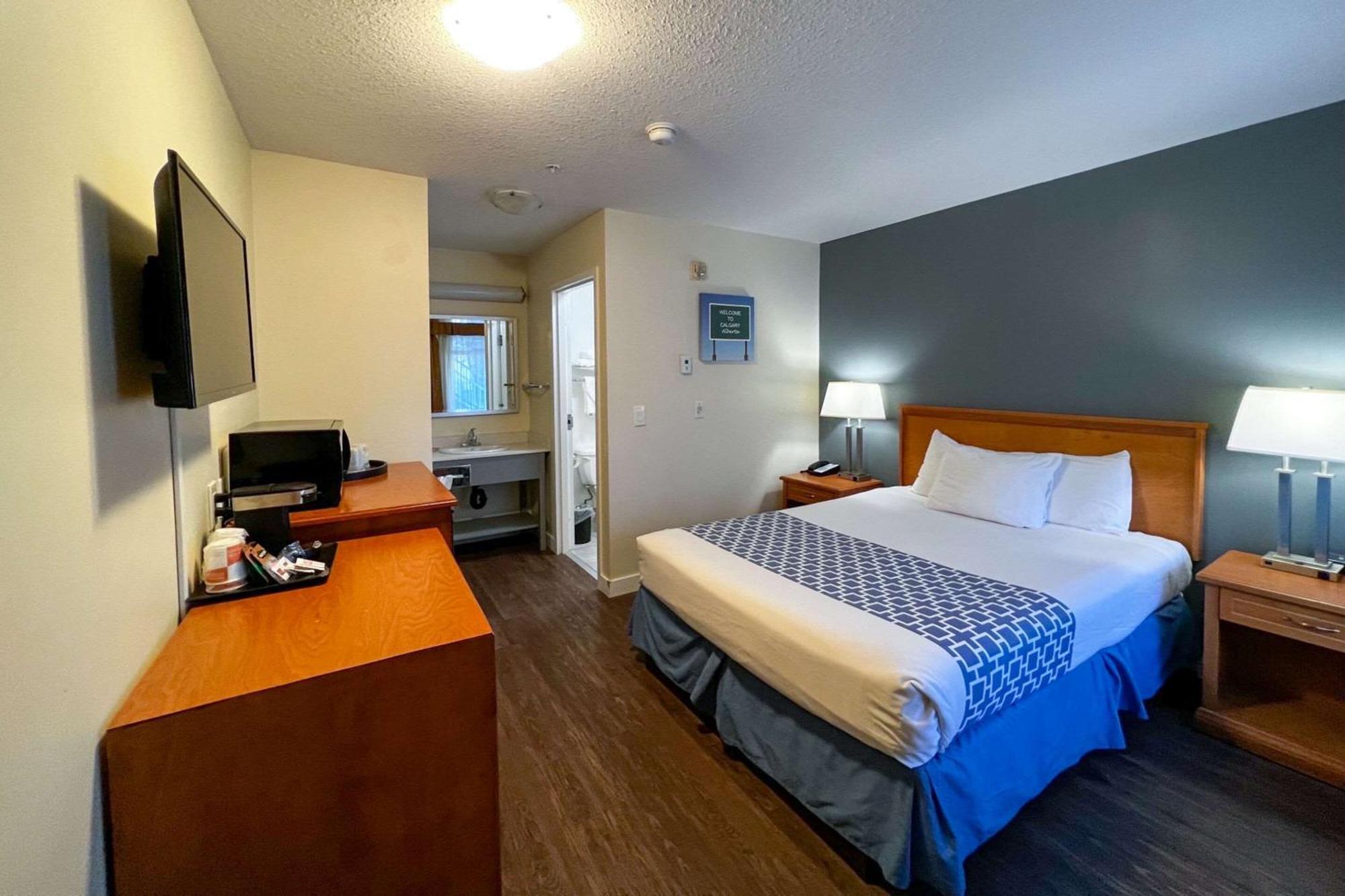 Econo Lodge Inn & Suites University YYC Exteriör bild