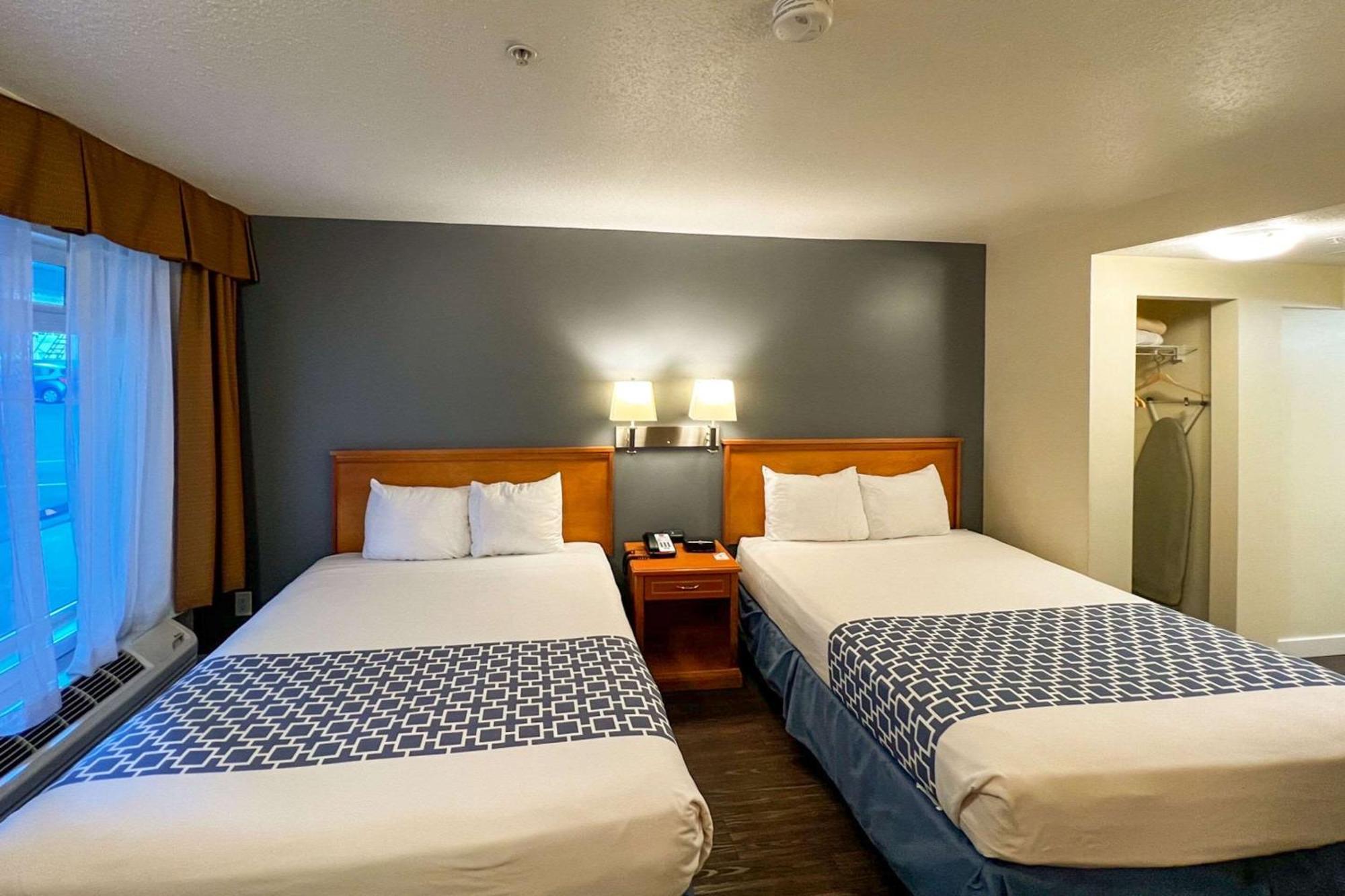 Econo Lodge Inn & Suites University YYC Exteriör bild