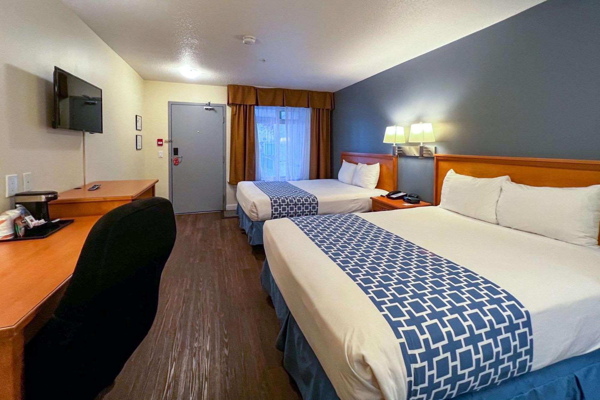 Econo Lodge Inn & Suites University YYC Exteriör bild