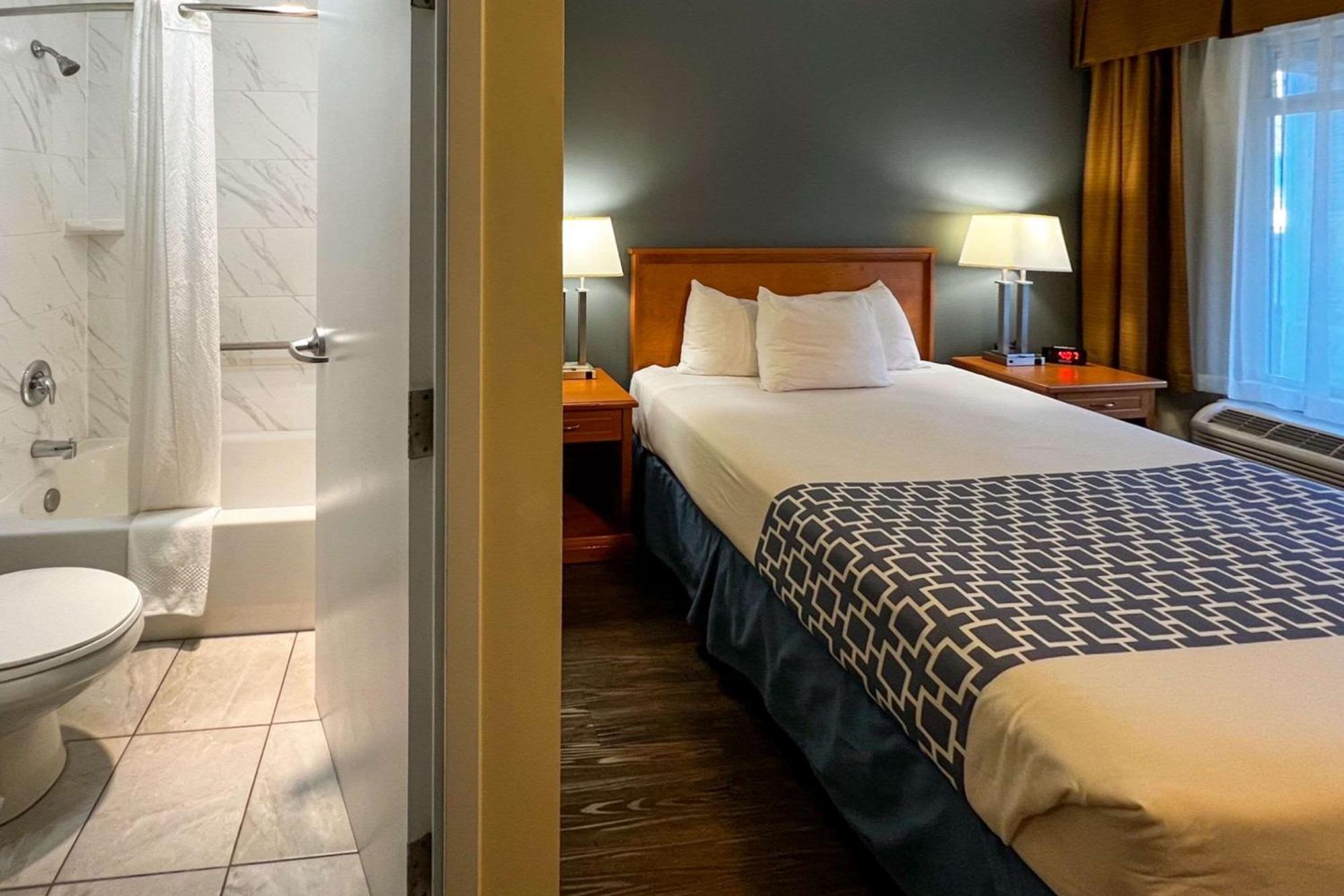 Econo Lodge Inn & Suites University YYC Exteriör bild
