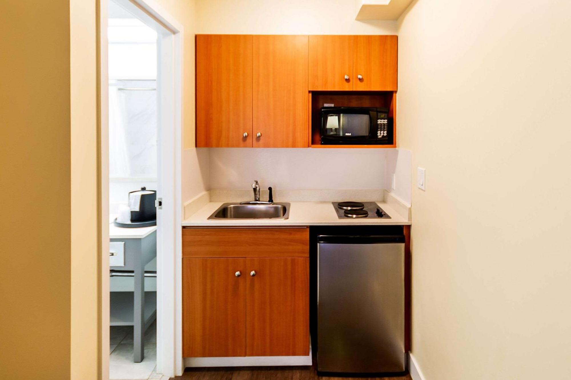 Econo Lodge Inn & Suites University YYC Exteriör bild