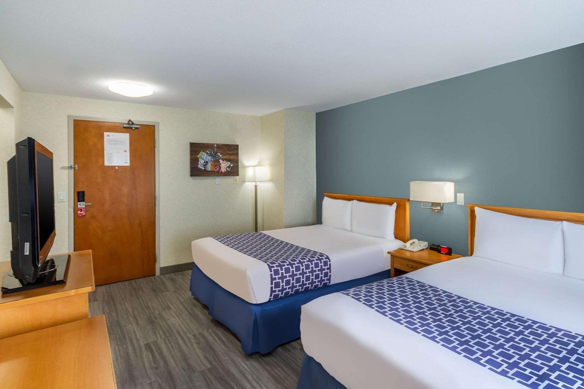 Econo Lodge Inn & Suites University YYC Exteriör bild