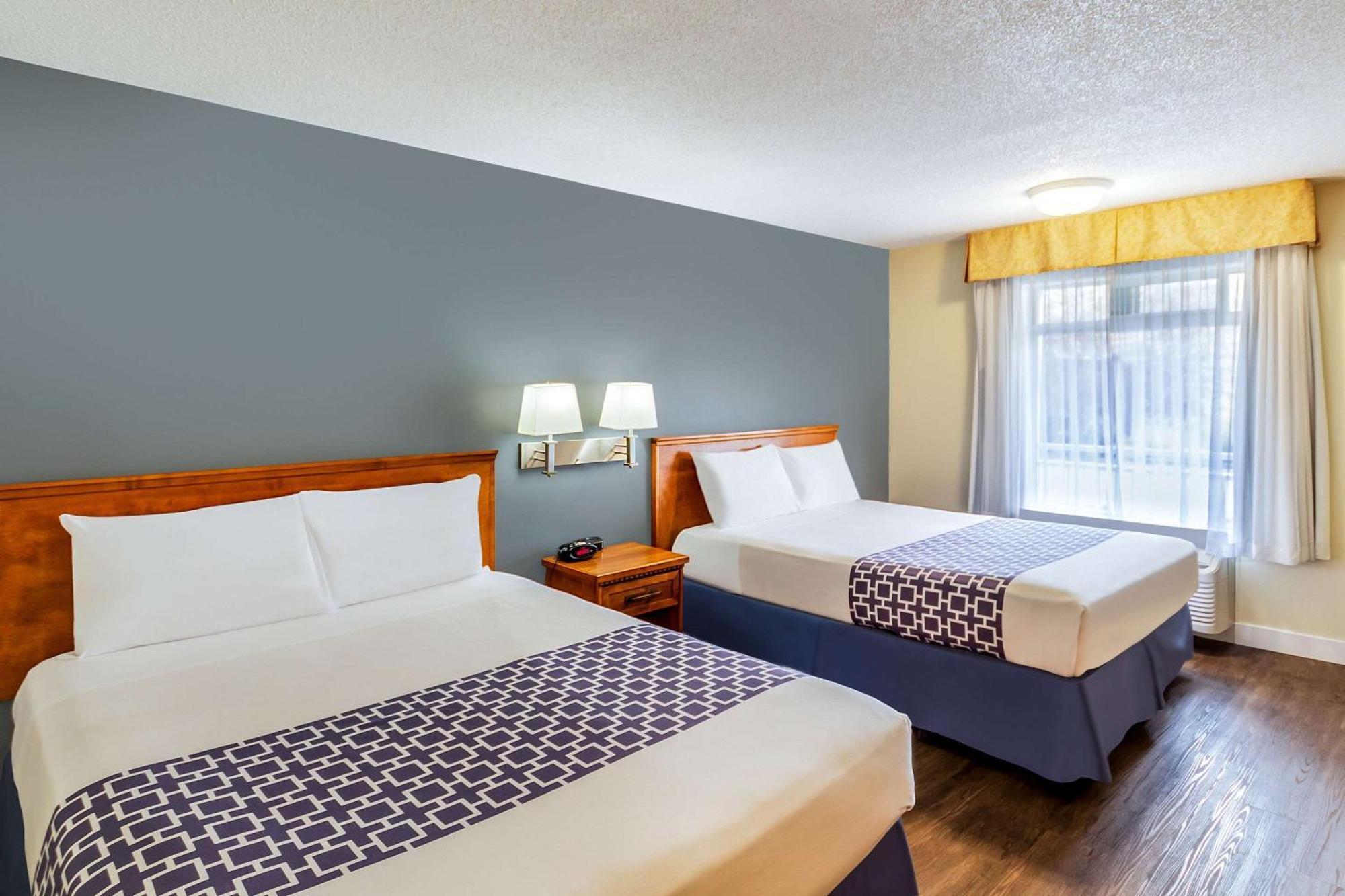 Econo Lodge Inn & Suites University YYC Exteriör bild