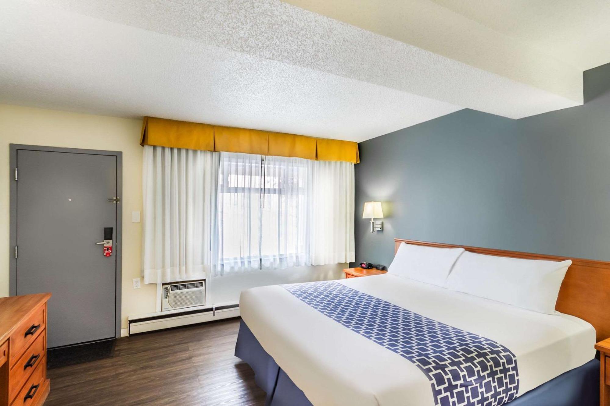 Econo Lodge Inn & Suites University YYC Exteriör bild