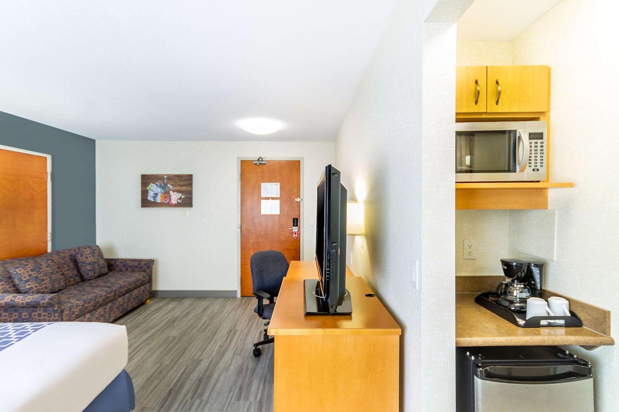 Econo Lodge Inn & Suites University YYC Exteriör bild