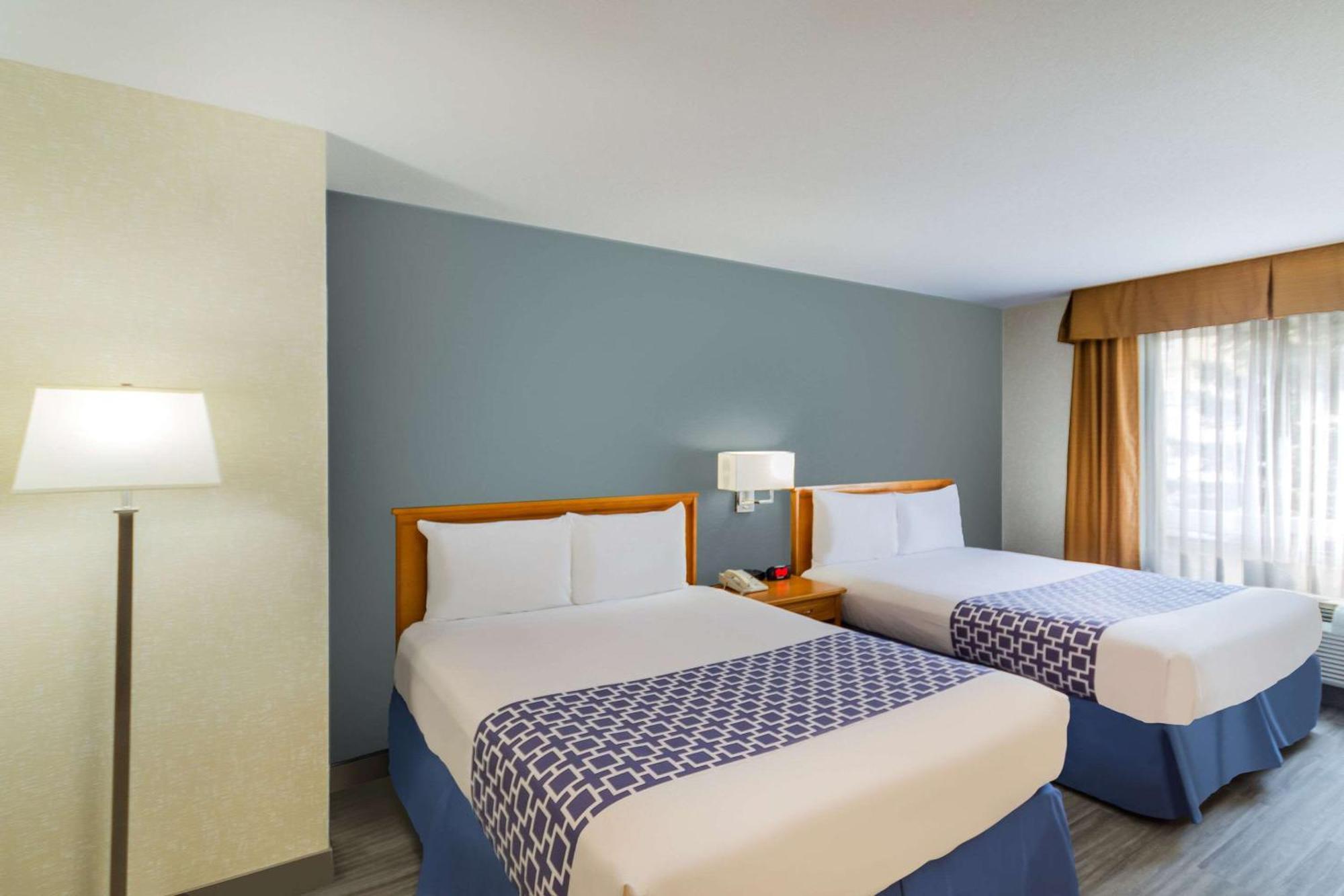 Econo Lodge Inn & Suites University YYC Exteriör bild