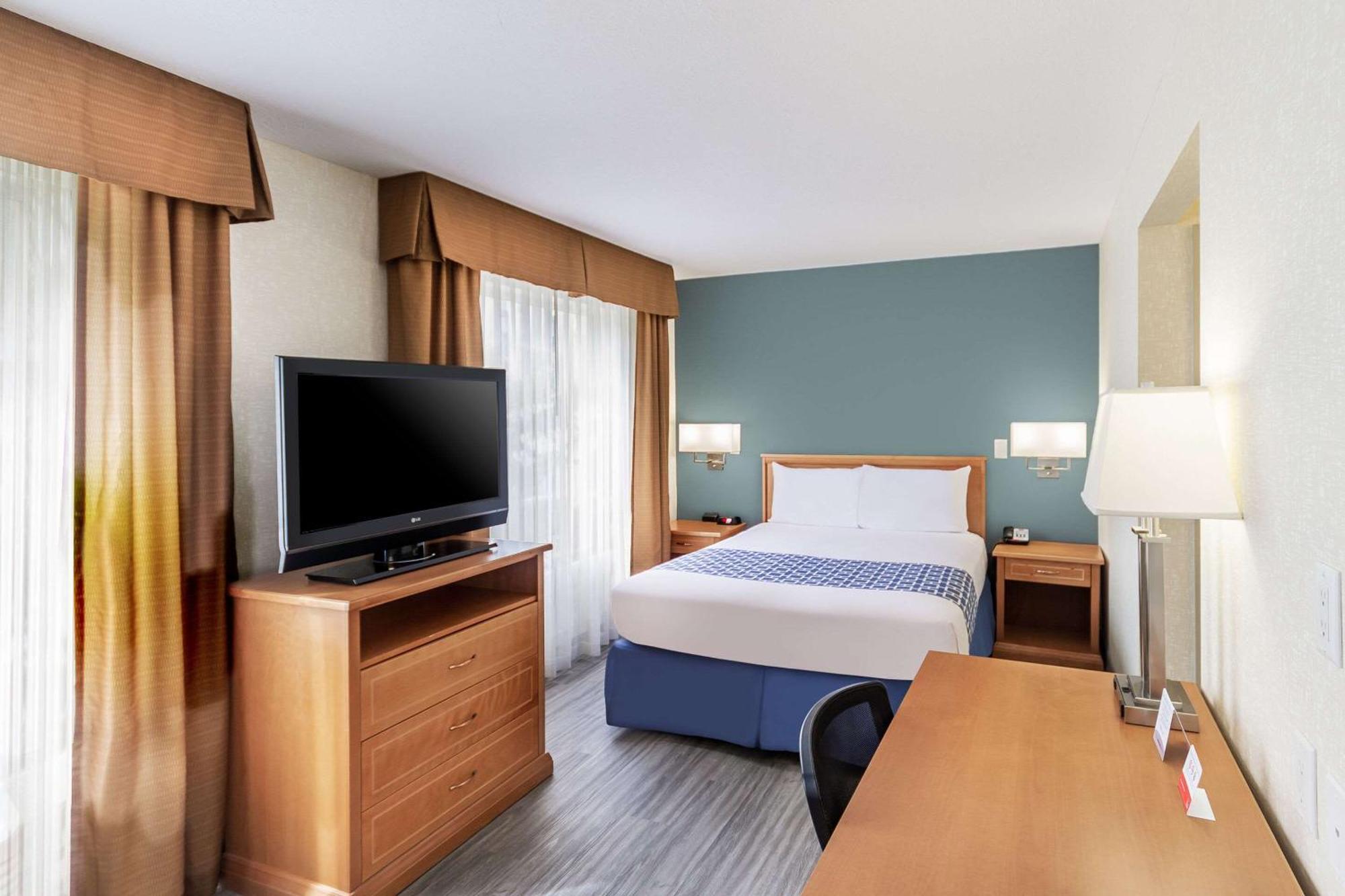 Econo Lodge Inn & Suites University YYC Exteriör bild