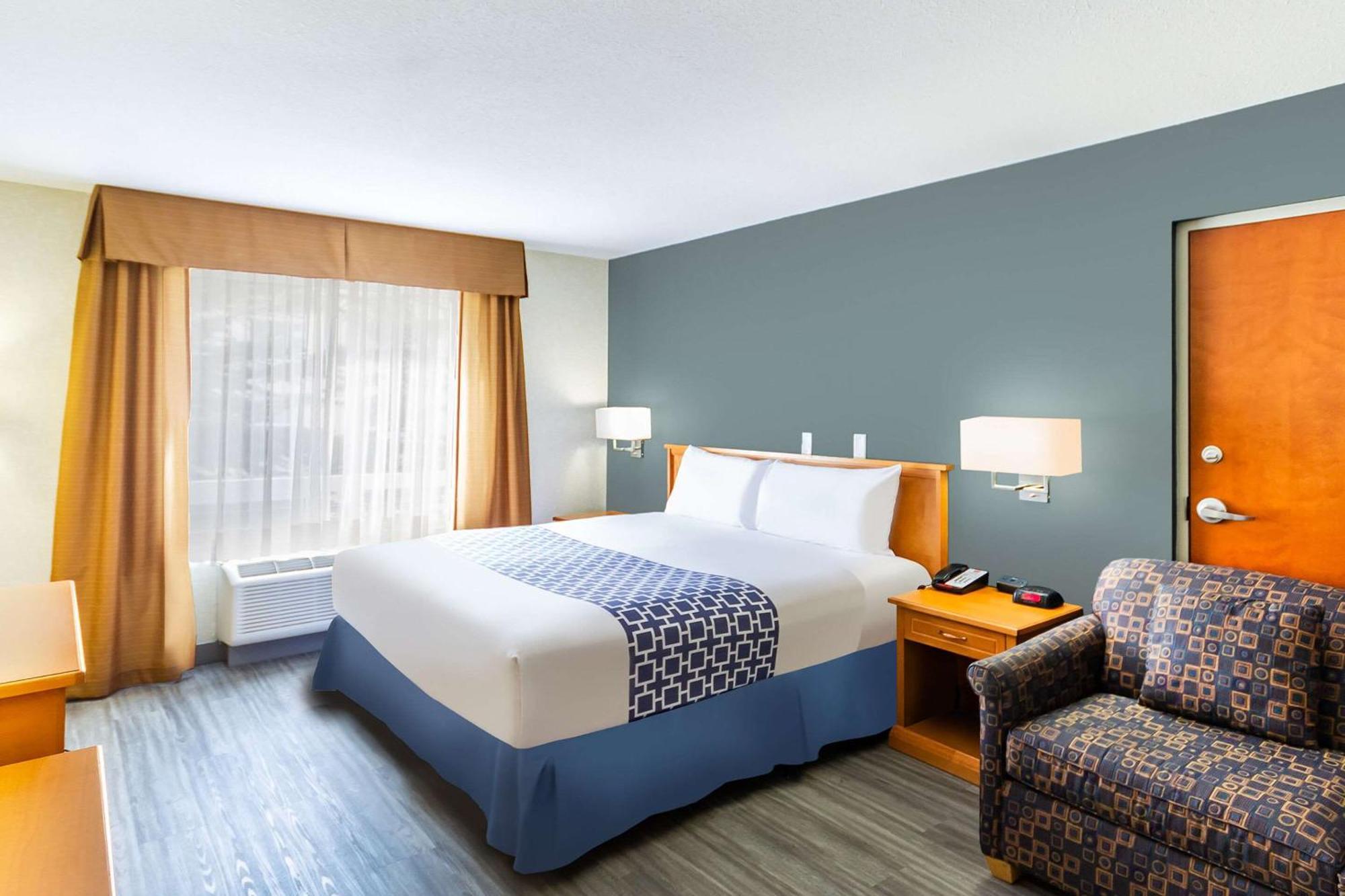 Econo Lodge Inn & Suites University YYC Exteriör bild