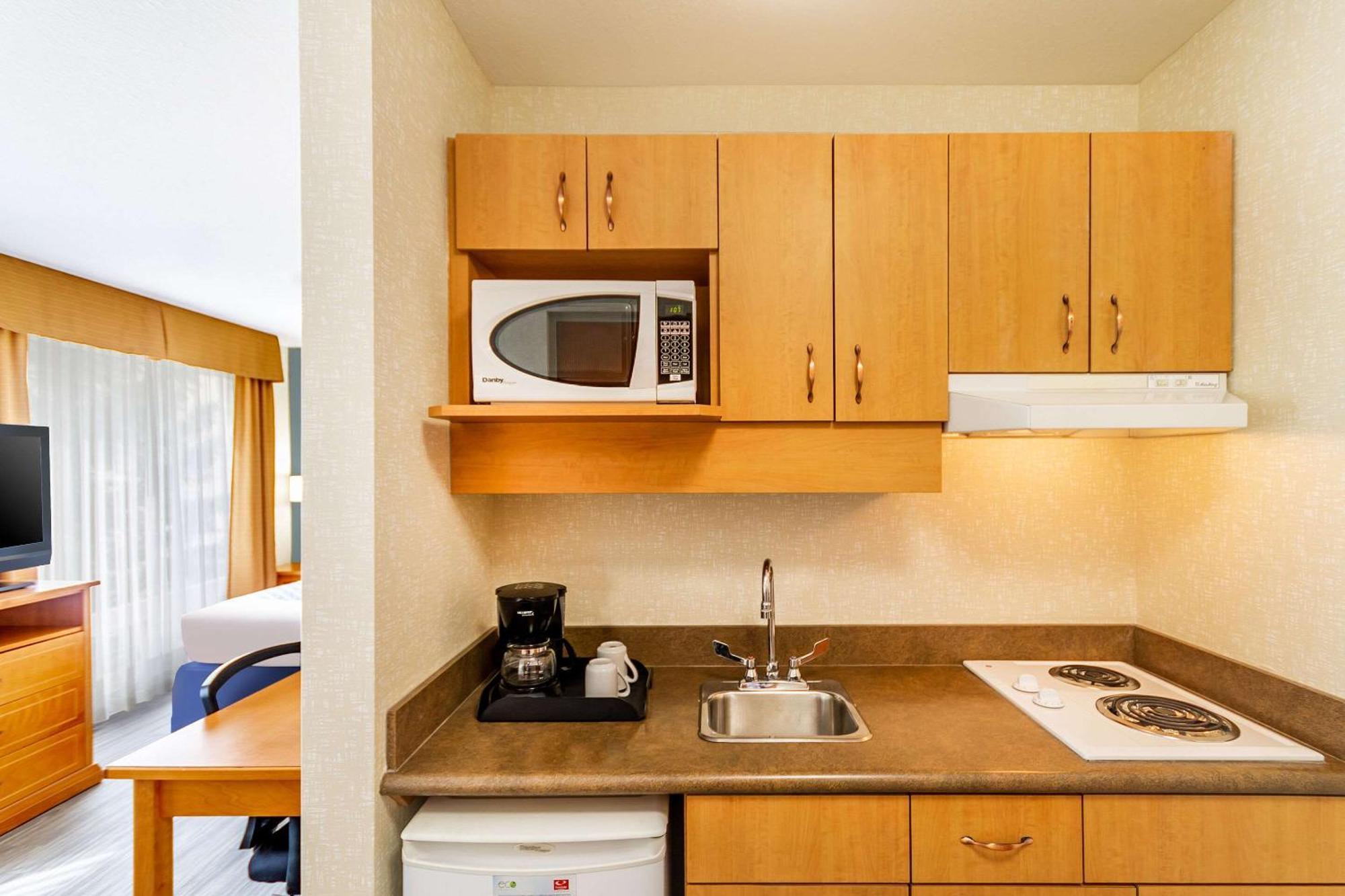 Econo Lodge Inn & Suites University YYC Exteriör bild