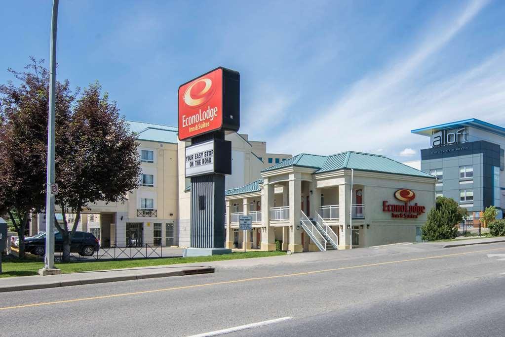 Econo Lodge Inn & Suites University YYC Exteriör bild