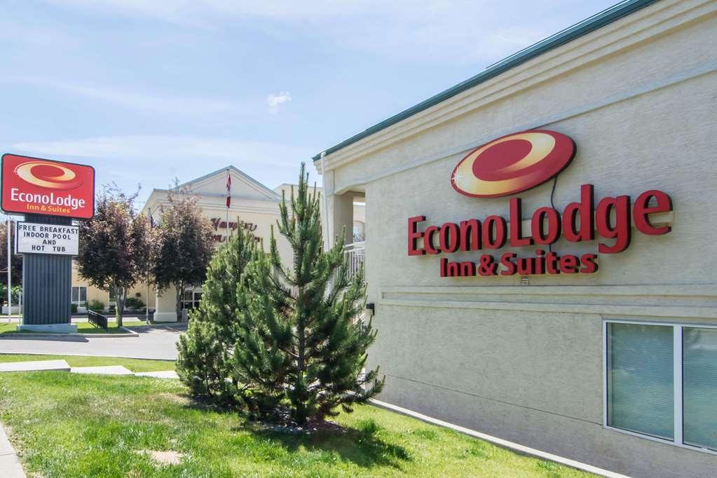 Econo Lodge Inn & Suites University YYC Exteriör bild
